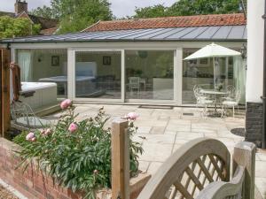 an orangery with a patio with a table and chairs at Woodcrest Barn Cottage - Ukc1065 in Shelfanger +11 photos