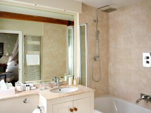 a bathroom with a sink and a bath tub at Cope - Ukc1145 in Bruern