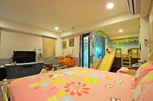 TV a/nebo společenská místnost v ubytování 宜人生活溜滑梯親子民宿 Easylife B&B