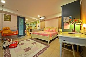 Postel nebo postele na pokoji v ubytování 宜人生活溜滑梯親子民宿 Easylife B&B