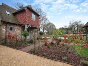 a garden in front of a house at Keeds Cottage in Pulborough +15 photos