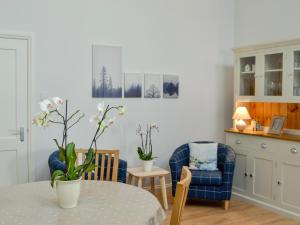 a dining room with a table and two chairs at Yonderton Mcgill Cottage - Uk11182 in Hollybush