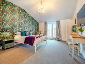 a bedroom with a bed with a floral wall at Old Barn 2 - Uk48478 in Ferndown