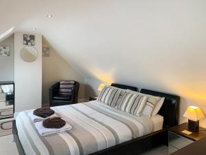 a bedroom with a bed and a chair at Ty Ffynnon - Hw7601 in Llansantffraid