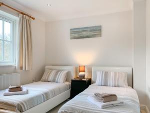 two beds sitting next to each other in a bedroom at Ty Ffynnon - Hw7601 in Llansantffraid