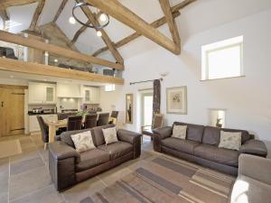 a living room with two couches and a table at Dale House in Castleton