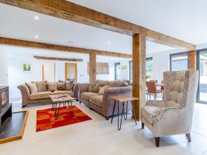 a living room with two couches and a table at Kestrel Barn-Uk31353 in Swaffham