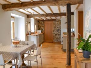 a kitchen and dining room with a table and chairs at The Oak Stall - Uk11023 in East Worlington