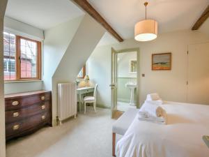a bedroom with a bed and a desk at Keeds Barn in Arundel +7 photos