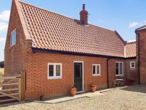 a brick house with a red roof at The Dairy - Uk48866 in Aylsham +6 photos