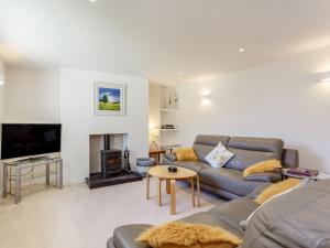 a living room with a couch and a fireplace at Willow Cottage - Uk39244 in Inverness