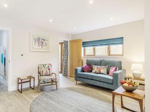 a living room with a couch and a chair at Wisteria Lodge - Ukc5804 in Shelfanger