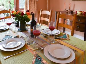 a table with plates and glasses of red wine at The Palm in Seasalter