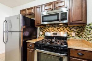 a kitchen with a stove and a microwave at Unit 1 - Modern Roosevelt Row Condo 2BR 1BA Downtown Stay in Phoenix