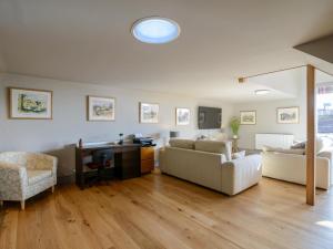 a living room with two couches and a desk at Penthwaite in Leyburn
