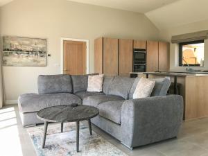 a living room with a couch and a table at White Swan Cottage - Ukc4640 in Dunholme