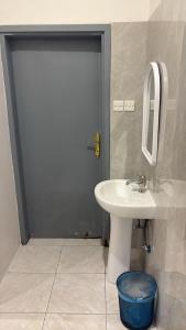 a bathroom with a sink and a mirror at شقق وردة الخرج in Al Kharj
