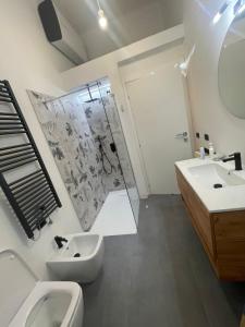 a bathroom with two sinks and a shower at Teodolinda in Trezzo sullʼAdda