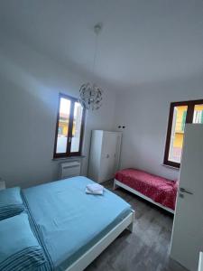 a bedroom with a blue bed and a red bed sidx sidx sidx at Teodolinda in Trezzo sullʼAdda