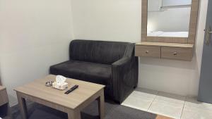 a leather chair and a table in a room at شقق وردة الخرج in Al Kharj