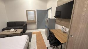 a small living room with a couch and a tv at شقق وردة الخرج in Al Kharj