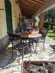 a table and chairs sitting on a patio at Agriturismo Il Capannone in Montemerano