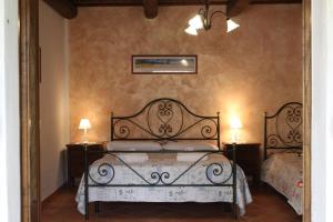 a bedroom with a bed and two lamps and a mirror at Agriturismo Il Capannone in Montemerano +40 photos