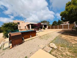 a house with a counter in front of a yard at Villa Turquoise Formentera in San Ferrán de ses Roques