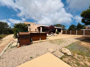 a house is being built in a yard at Villa Turquoise Formentera in San Ferrán de ses Roques