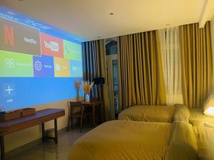 a hotel room with a bed and a large screen at Sò homestay in Thôn Văn Dương