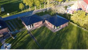 an overhead view of a house with blue roofs at Rügen Schaprode Bungalow - barrierefrei - kleine Hunde auf Anfrage willkommen in Schaprode