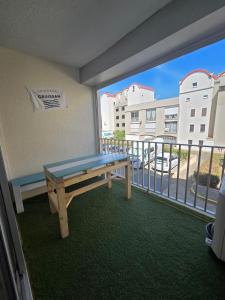 a room with a bench on a balcony at La Parenthèse, studio in Gruissan +3 photos