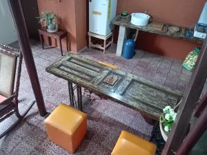 an overhead view of a table and chairs in a room at "Casa de Piobeto" in Santa Ana +6 photos