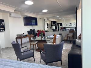 a living room with a table and chairs at Hotel Flor de Minas in Uberaba