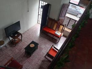 a living room with a red couch and a tv at "Casa de Piobeto" in Santa Ana