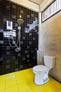 łazienka z toaletą i prysznicem w obiekcie Twelve Oclock Resort w mieście Si Khio