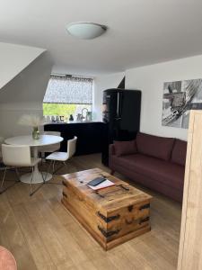 Zona d'estar a Maison Anna Clara - stijlvol gerenoveerd appartement met parkzicht in Nieuwpoort