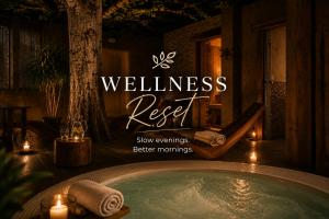 ein Schild mit der Aufschrift „Wellness-Neustart mit einer Badewanne“ in der Unterkunft Casa Burina A Quiet Boho House in Liptovský Mikuláš