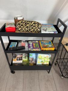 a shelf filled with books andsein at Logeren op Dijk43 in Broek op Langedijk