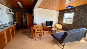 a living room with a kitchen and a dining room at Retiro dos Cabritos in São Mateus