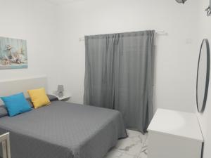 a bedroom with a bed and a curtain at VV Abrante in La Restinga