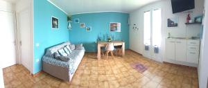 a living room with a couch and a table at Bella Vista in Torre Dei Corsari