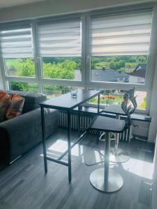 a living room with a table and a couch at Ferienidylle im Westerwald in Seck
