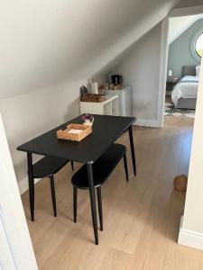 a black table and chairs in a living room at Beyren House Guest Suite in Emo