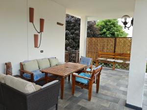a patio with a wooden table and chairs at B&B La Casetta in Gattinara
