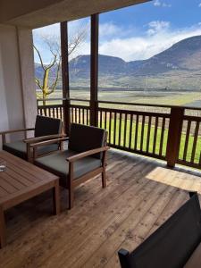 a screened in porch with a view of a mountain at Milla - Exklusives Wohnen im Grünen in Cortaccia