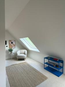 a living room with a skylight and a chair at Modernes Tinyhouse im Weserbergland nahe Hameln in Hessisch Oldendorf