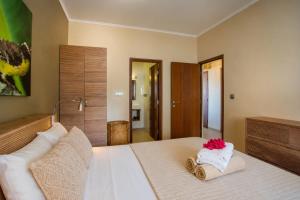 a bedroom with a bed with towels on it at JeVakantie Spanish Water Apartments B7 and C8 with Infinity Pool near Jan Thiel in Willemstad +40 photos
