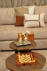 a chess board on a table next to a couch at Chic Moderne avec Touche Marocaine in Kenitra