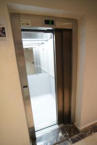 an elevator in a room with a mirror at Chic Moderne avec Touche Marocaine in Kenitra